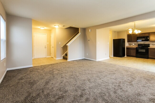 Building Photo - Half Off 2nd month's rent if move in by 12...