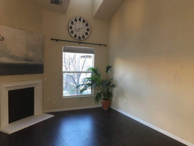 Foto del edificio - 5350 Dunlay Dr