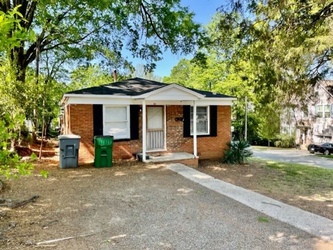 Primary Photo - This cozy 2 bed 1 bath cottage style brick home is located on a corner lot of E 17th St and N McD...