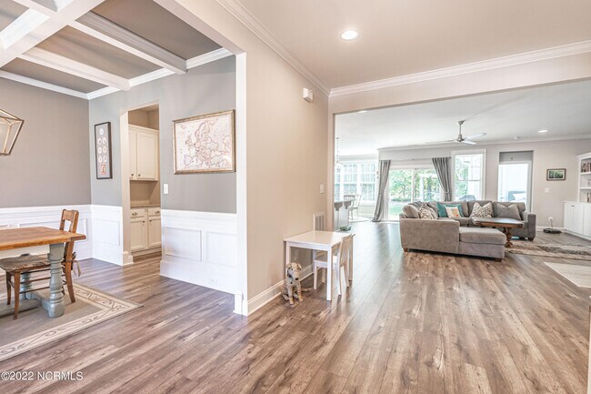 Building Photo - 365 N Bracken Fern Ln
