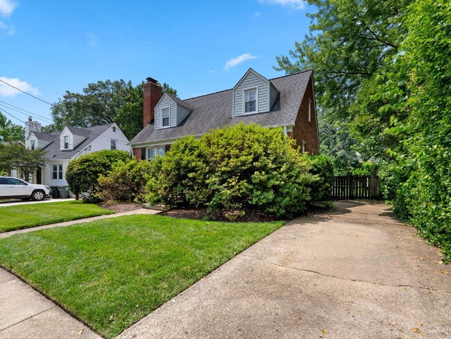 Building Photo - Classic Charm in Arlington
