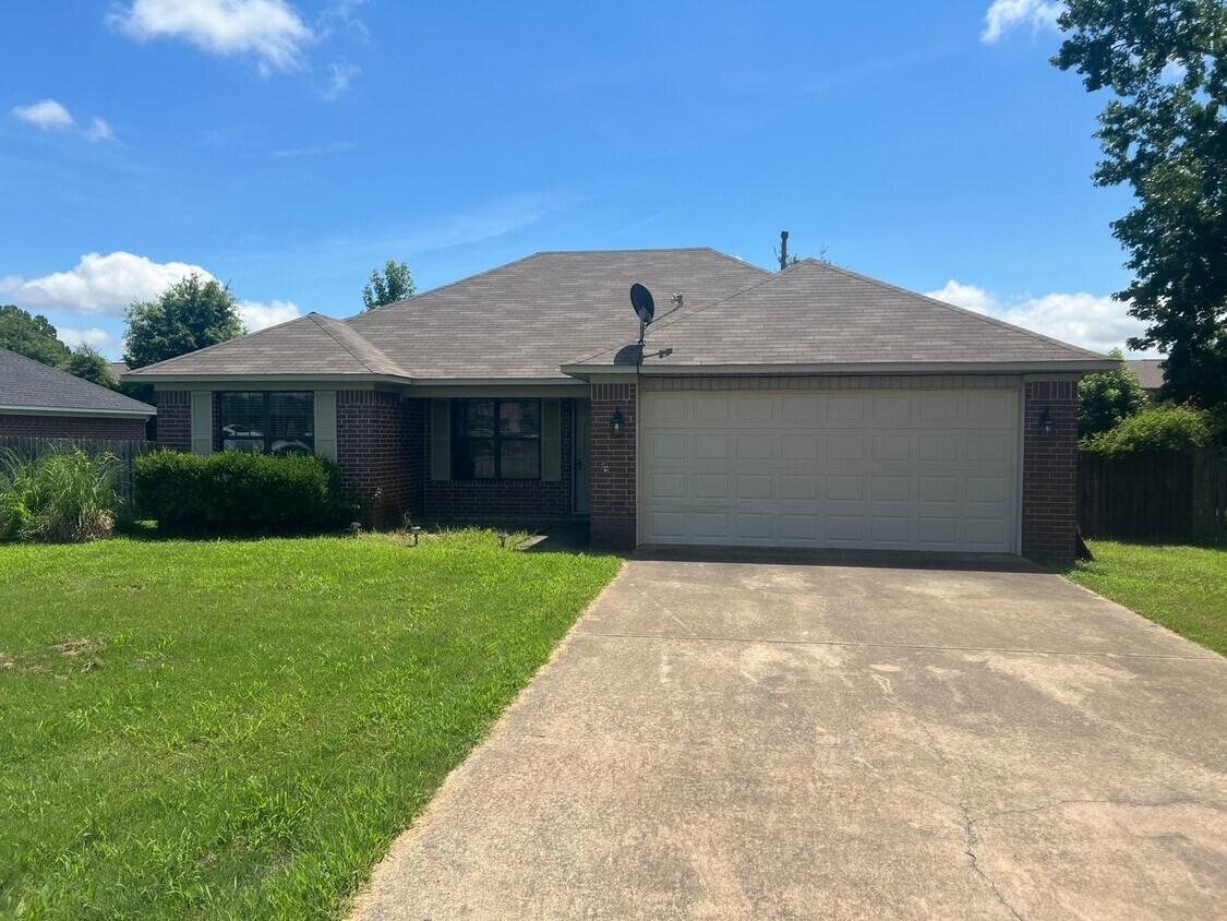 Primary Photo - 3 Bed 2 Bath Home