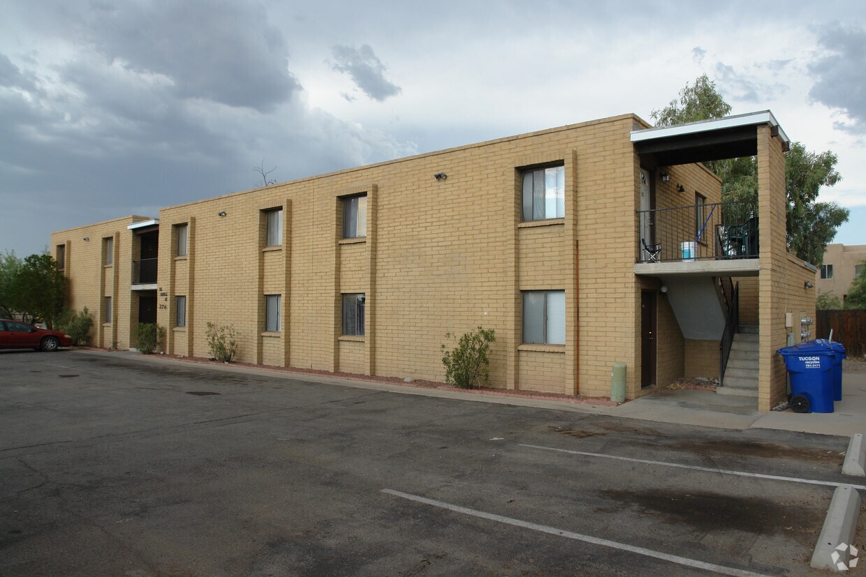 Primary Photo - 3742 N Fairview Ave