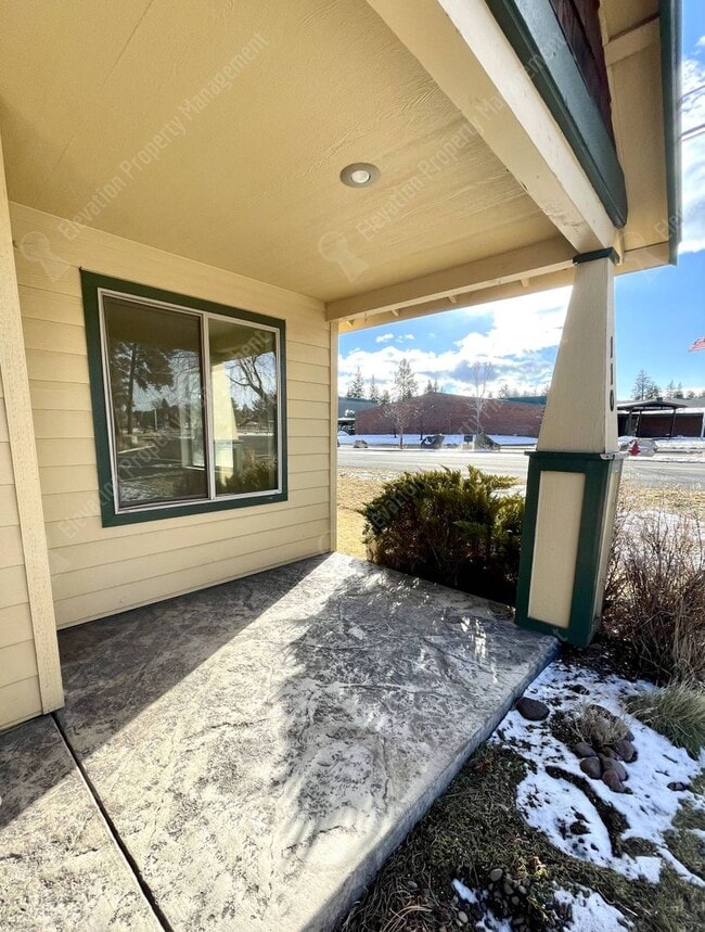 Building Photo - Charming 3-bedroom in heart of Sisters
