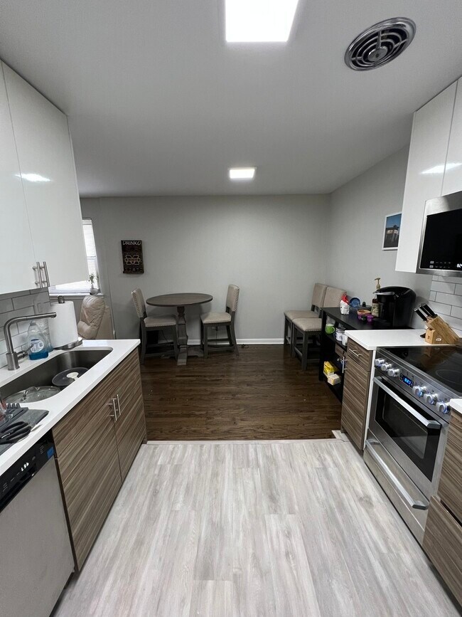 Foto del edificio - 452 W Oakdale Ave