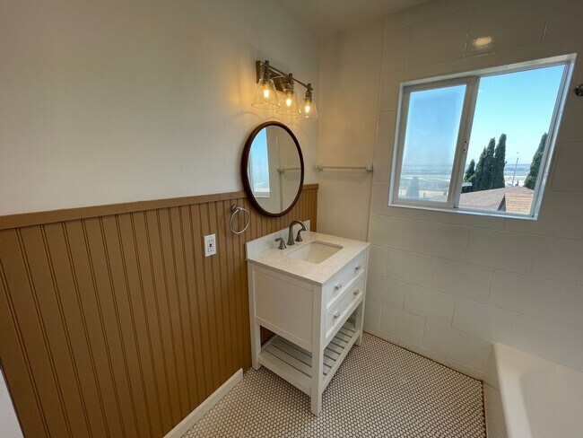 Foto del edificio - Remodeled 1BD in Mission Hills with Views of the San Diego Bay, Onsite Laundry, and Lots of Natur...