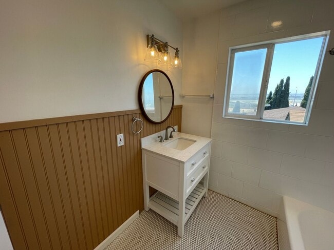 Building Photo - Remodeled 1BD in Mission Hills with Views of the San Diego Bay, Onsite Laundry, and Lots of Natur...
