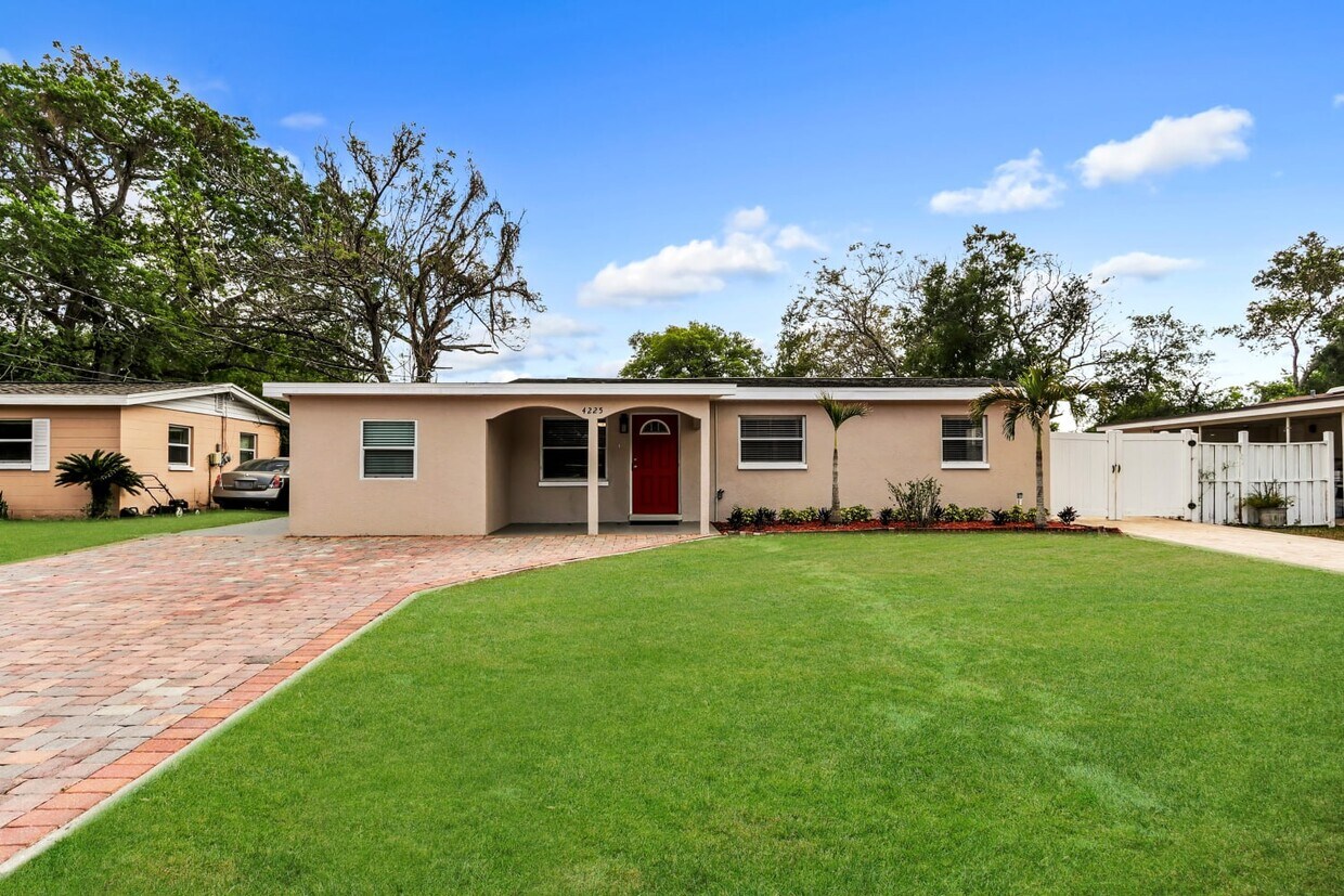 Primary Photo - 4225 N Sandalwood Cir