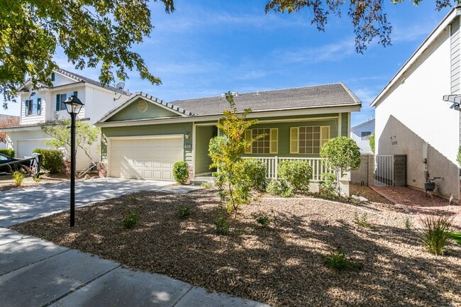 Building Photo - ADORABLE GATED COMMUNITY!