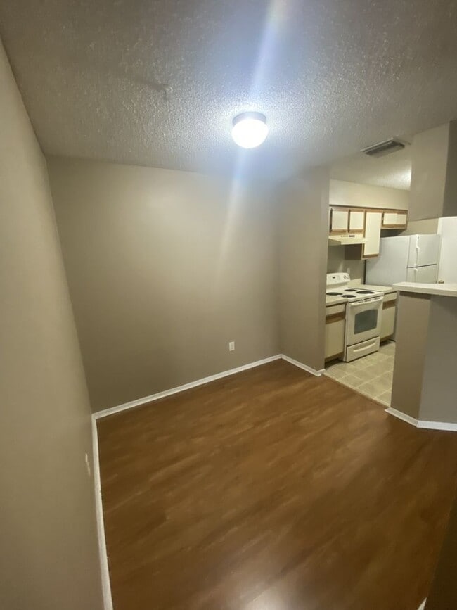 Building Photo - 1 bedroom 1 bath with fireplace and a view