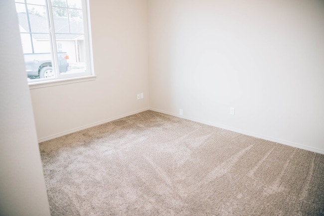 Building Photo - 302 S Marigold Ln