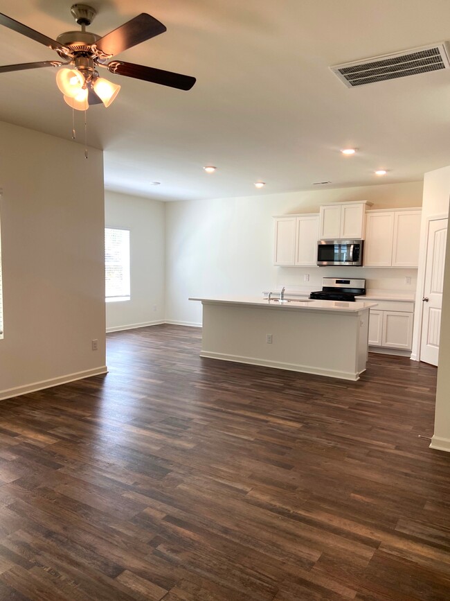 Building Photo - 252 Chelsea Park Cir