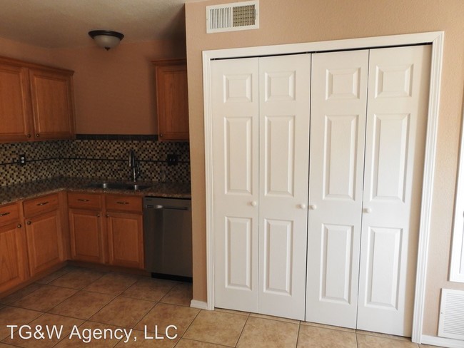 Building Photo - 2756 Panorama Heights Dr SE