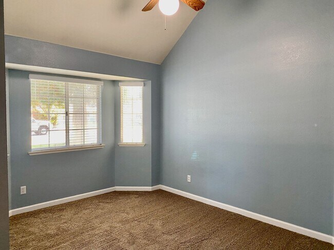 Building Photo - $2,450 Willow & Nees, 3 Bedroom - N Adler,...