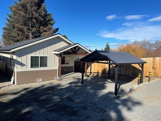 Building Photo - Brand new 2 bed/2 bath, central a/c, dishwasher, washer & dryer, deck & patio!