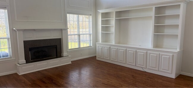 Building Photo - 1216 NE Buckingham Blvd