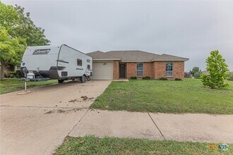 Building Photo - 3301 Southhill Dr