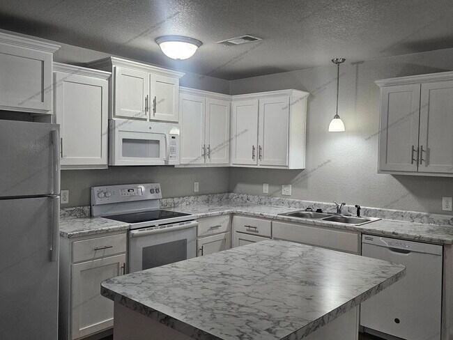 Foto del edificio - 2121 Ingalls Ln