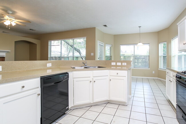 Foto del edificio - 16206 Hollow Rock Dr