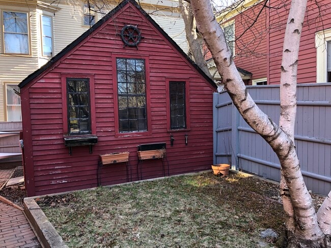 Espacio privado al aire libre con jardín - 273 Brackett St