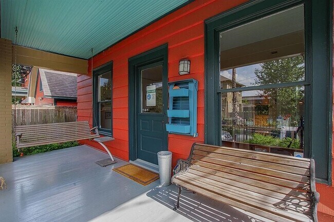 Building Photo - 108 W 10th 1/2 St