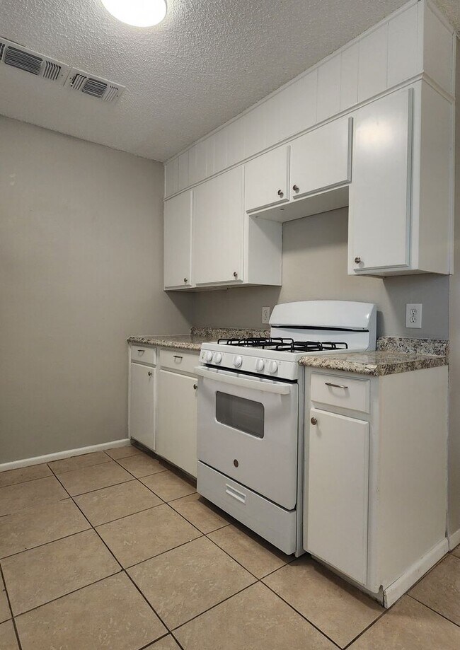 Building Photo - FOR LEASE -  4 BEDROOM HOME - NORTH LUBBOCK