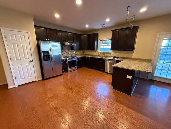 Foto del edificio - Modern 4BR Norfolk Home with Open Layout "ASK ABOUT OUR ZERO DEPOSIT"