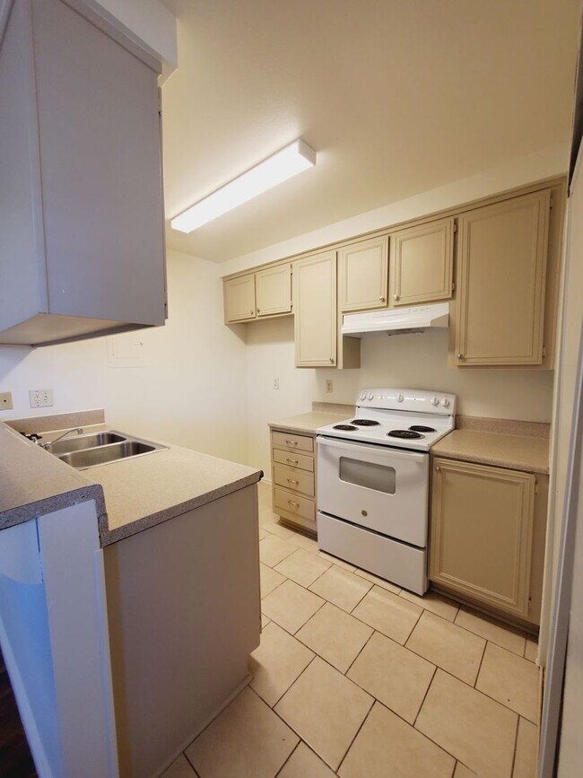 Building Photo - Charming Two Bedroom Manor Condo