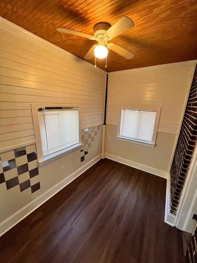 Building Photo - MOVE IN READY