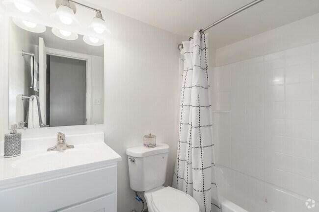 3 habitaciones, 2 baños, 100 m2, baño principal - Vairo Village
