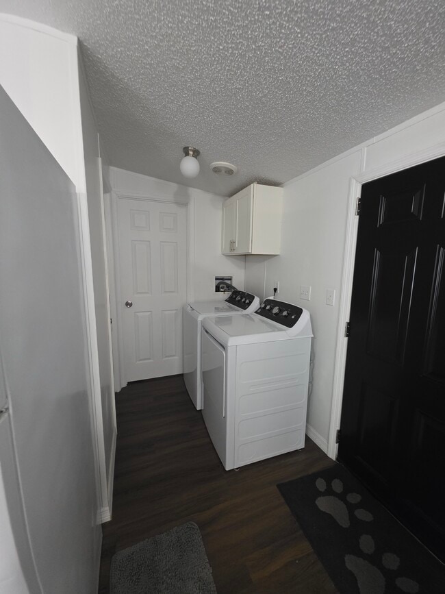 Building Photo - 2160 Milrose Dr