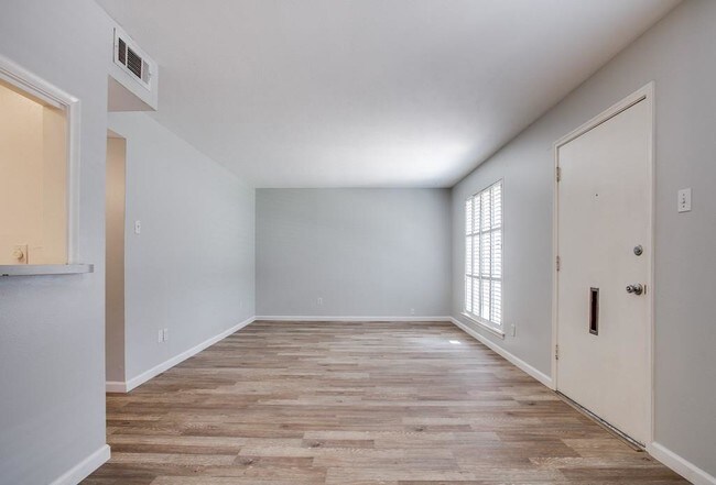 Building Photo - 5018 Les Chateaux Dr