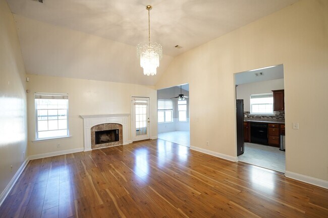 Foto del edificio - Available Soon!