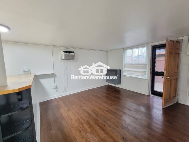 Building Photo - 1056 Regent St SW