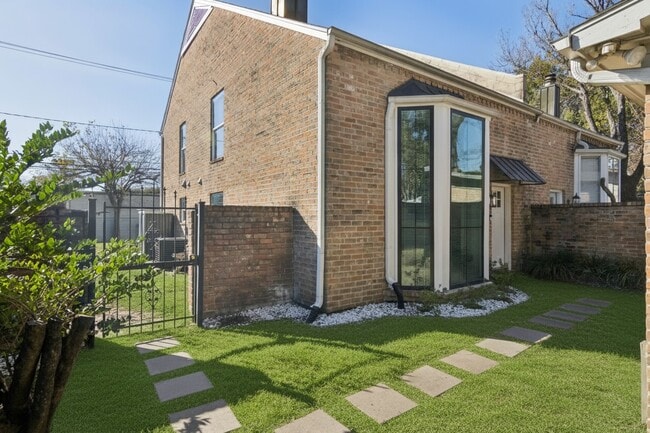 Building Photo - 525 W 30th St