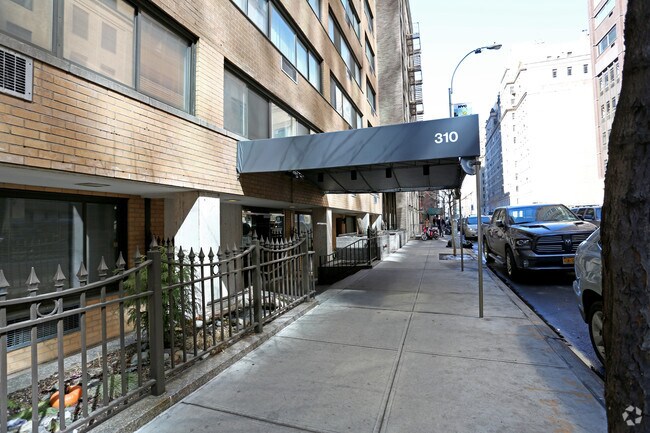 Foto del edificio - 310 West 56th Street