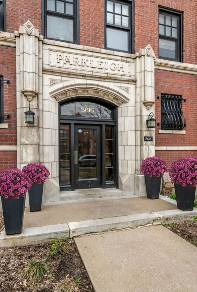 Foto del edificio - 5616-42 Pershing Ave