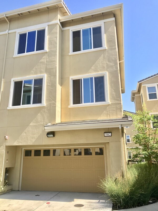 Building Photo - Townhouse for Rent