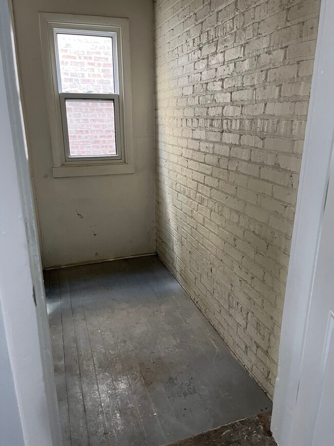 2nd entrance - 728 Dobson St