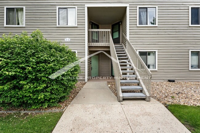 Building Photo - Spacious Condo with Washer/Dryer and Centr...