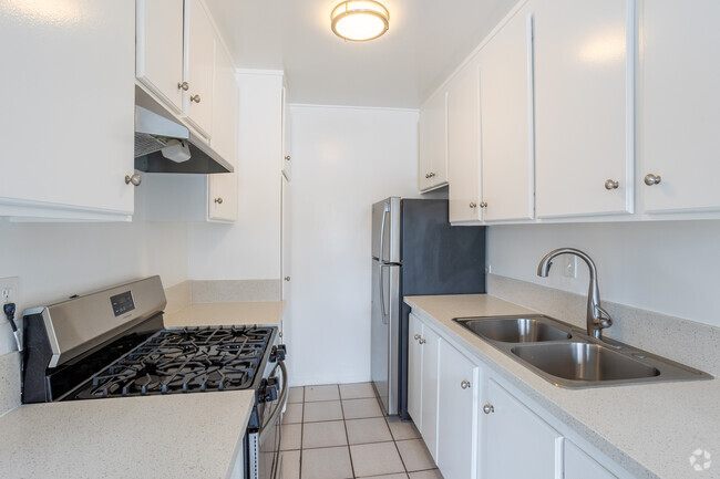 1BR, 1BA - 600SF Kitchen - 1134 N Sycamore Ave