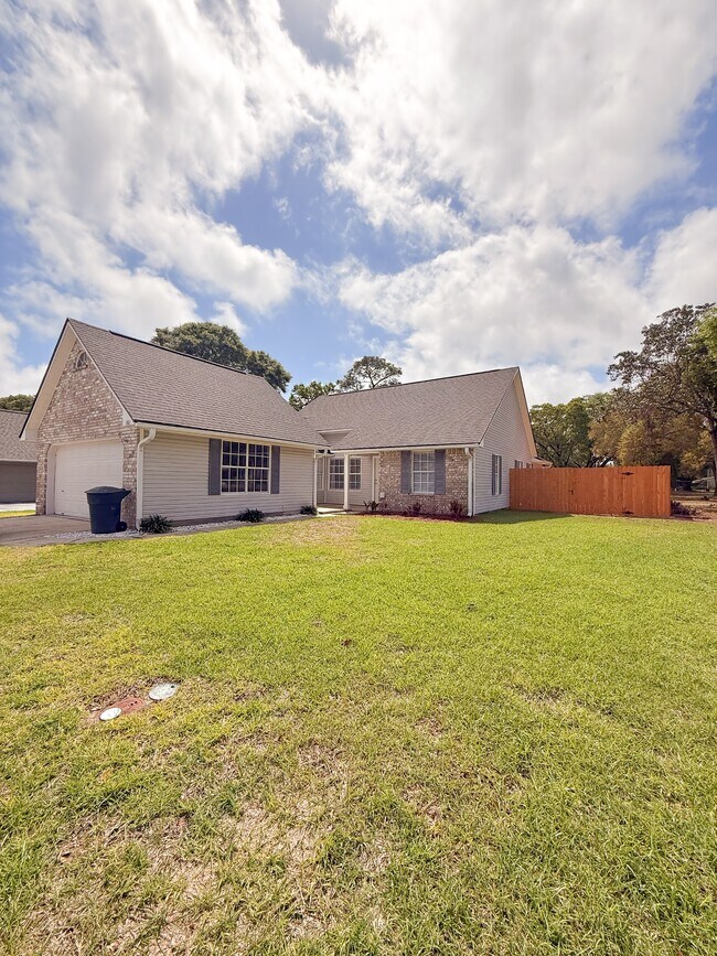 Building Photo - 161 Mirabelle Cir