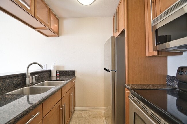 Foto del edificio - Top-Floor Oceanview Studio with Private Balcony - Redondo Beach Pier in Your Backyard