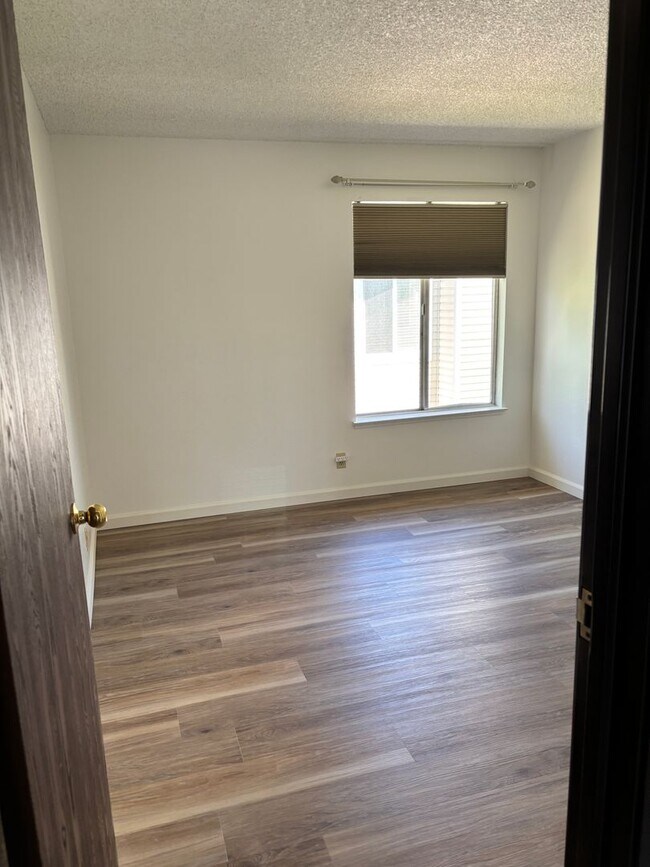 Foto del edificio - VERY NICE 2 BED/1 BATH 2ND FLOOR CONDO - N...