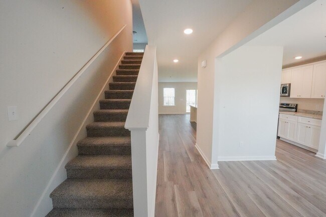 Building Photo - Available Now! MOVE IN READY!   ?? ?? ??! ...