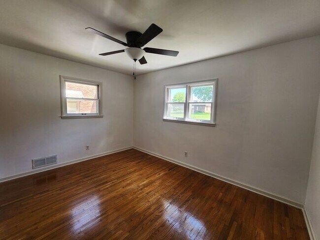 Foto del edificio - 2-bedroom home on the southeast side of town offers great space in a convenient location!