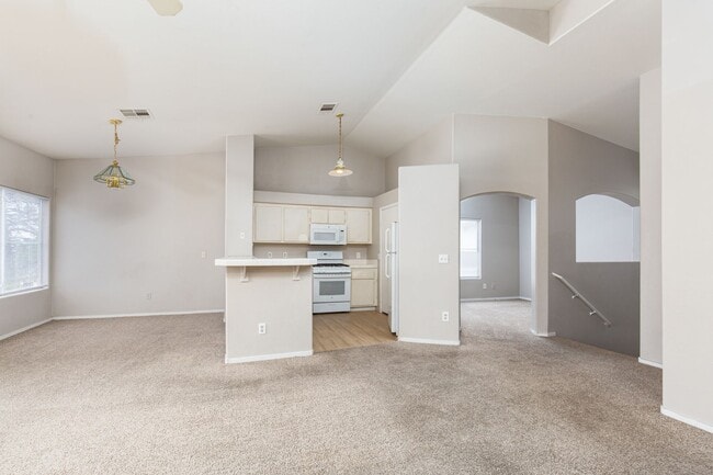 Foto del edificio - Two bedroom with two car garage in gated c...