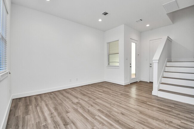 Foto del edificio - 9020 Laverne Laurel Ln