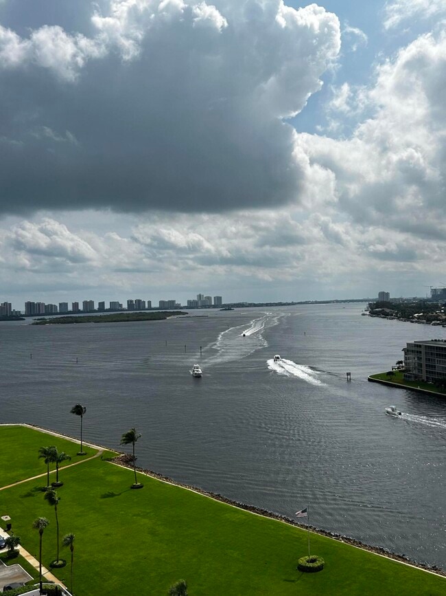Foto del edificio - 108 Lakeshore Dr