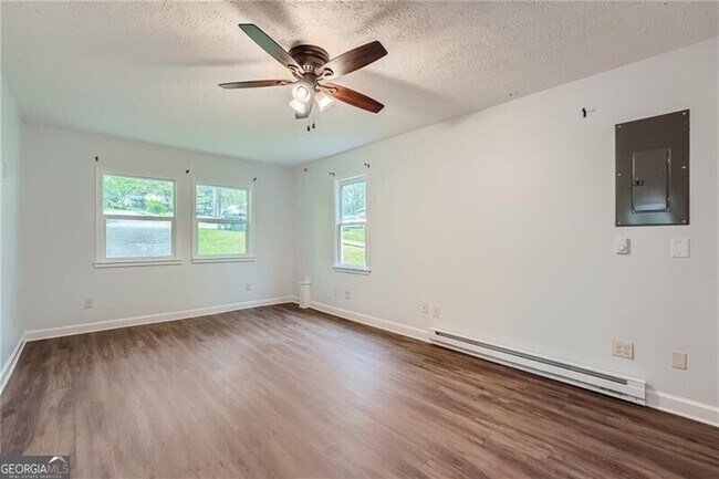 Building Photo - 3020 Woodland Dr NW
